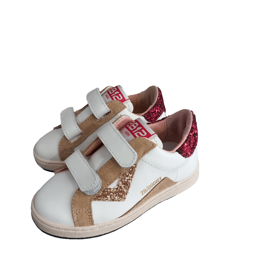 Sneaker bambino bianca con velcro, glitter oro e tallone rosa glitterato, fondo chiaro.