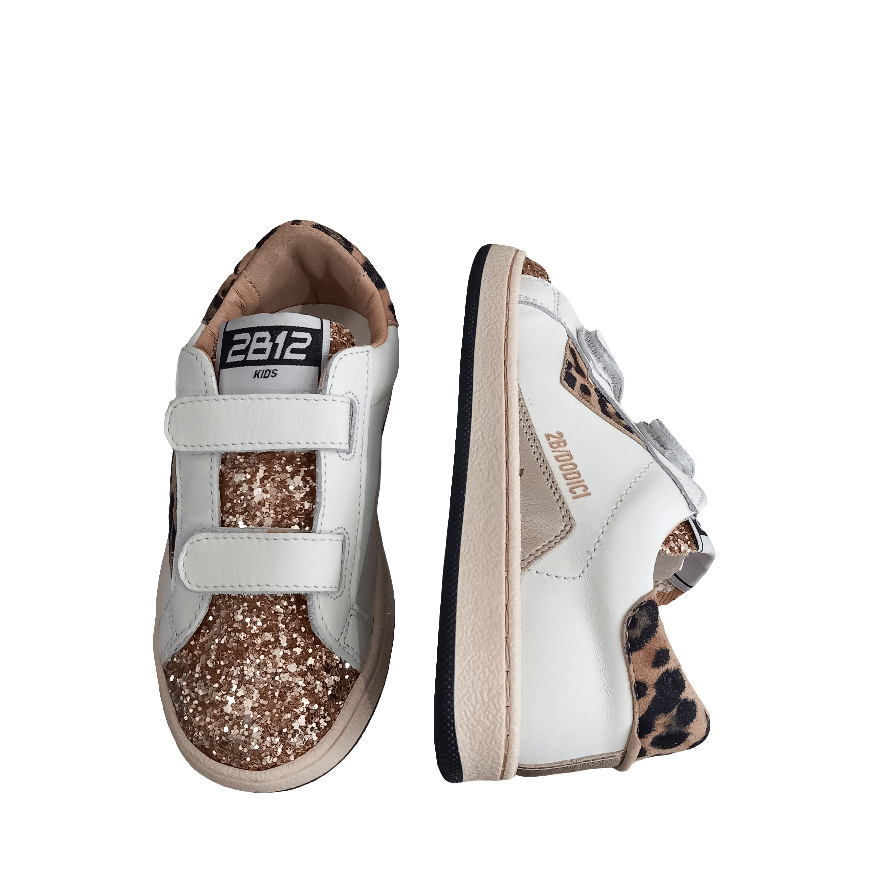 Sneakers bambino bianche con velcro, glitter oro e dettagli animalier leopardati.