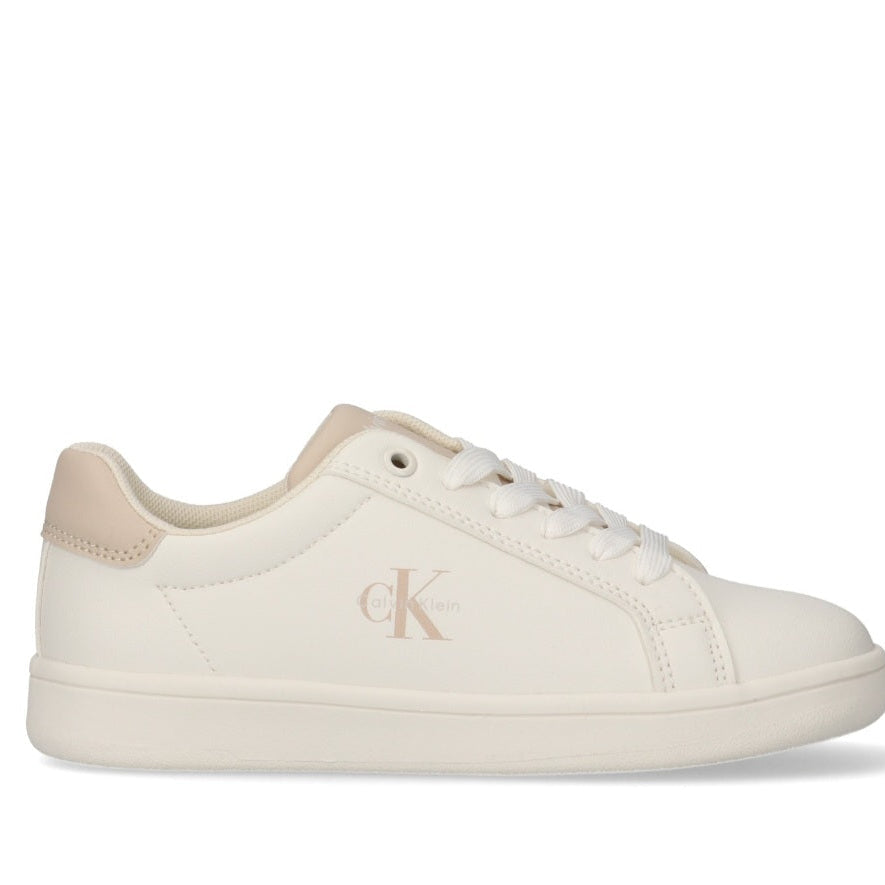 Dettaglio sneakers Calvin Klein bambino con lacci e suola bianca
