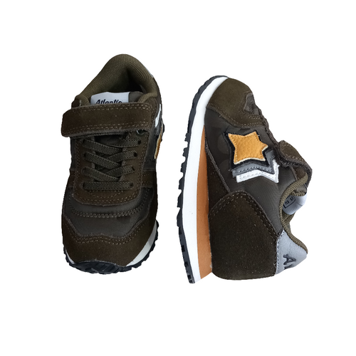 Sneakers bambino verde oliva con stella gialla, suola bianca e dettagli grigi.