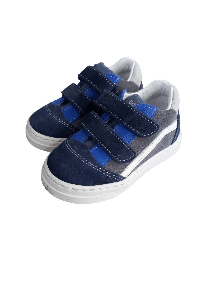 Scarpe primi passi blu e grigie per bambini con doppio strappo, fondo bianco