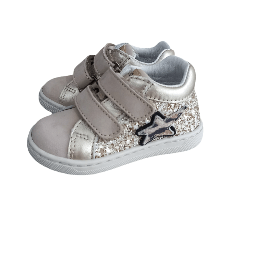 Sneakers bimbi color oro con glitter, doppio strappo e stella laterale decorativa.