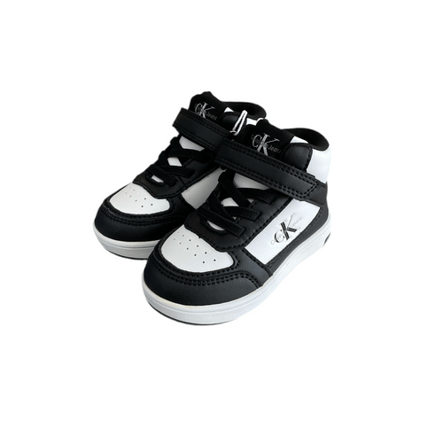 Sneakers bimbo alta bianca e nera con strappo e lacci, logo laterale visibile