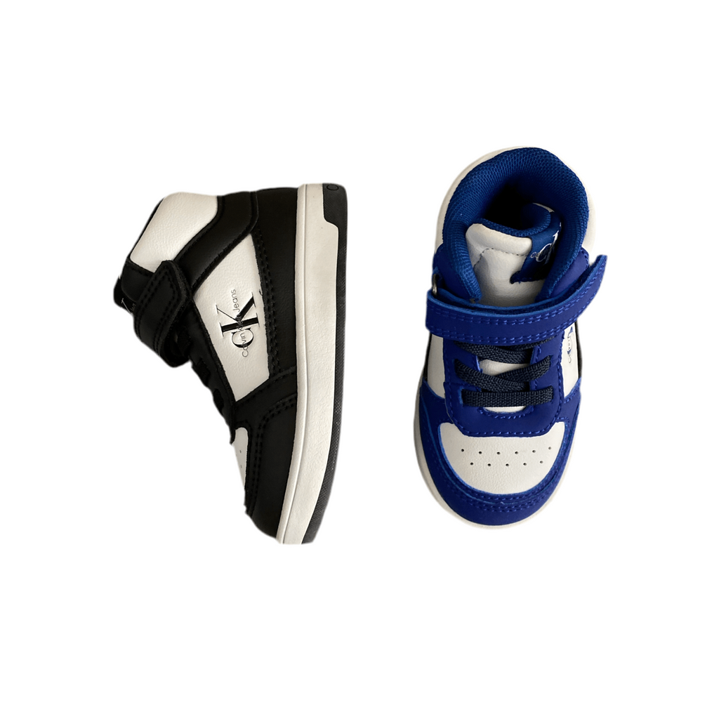 Sneaker alta bambino bianca, nera e blu con chiusura laccio e velcro su sfondo bianco.