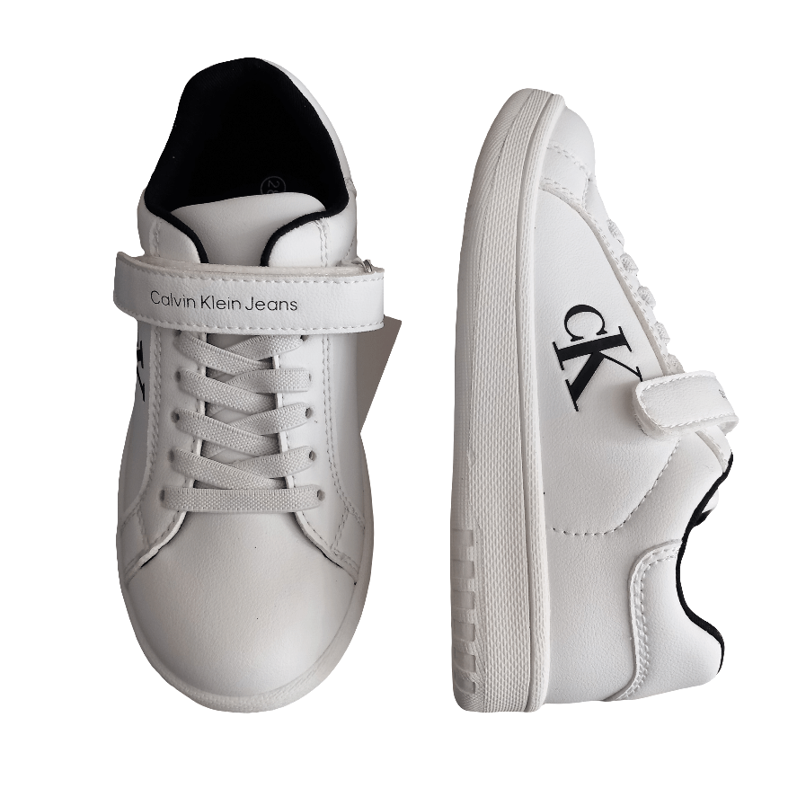 Sneaker bianca bassa per bambini con lacci e chiusura velcro, logo laterale visibile.