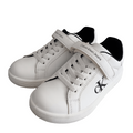 Sneakers bianche bambino con chiusura a strappo e lacci, logo CK laterale visibile.