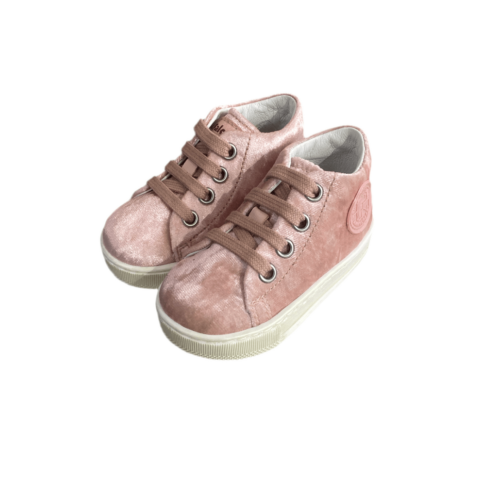 Sneakers primi passi bambina in velluto rosa con lacci, suola bianca, dettaglio logo laterale.