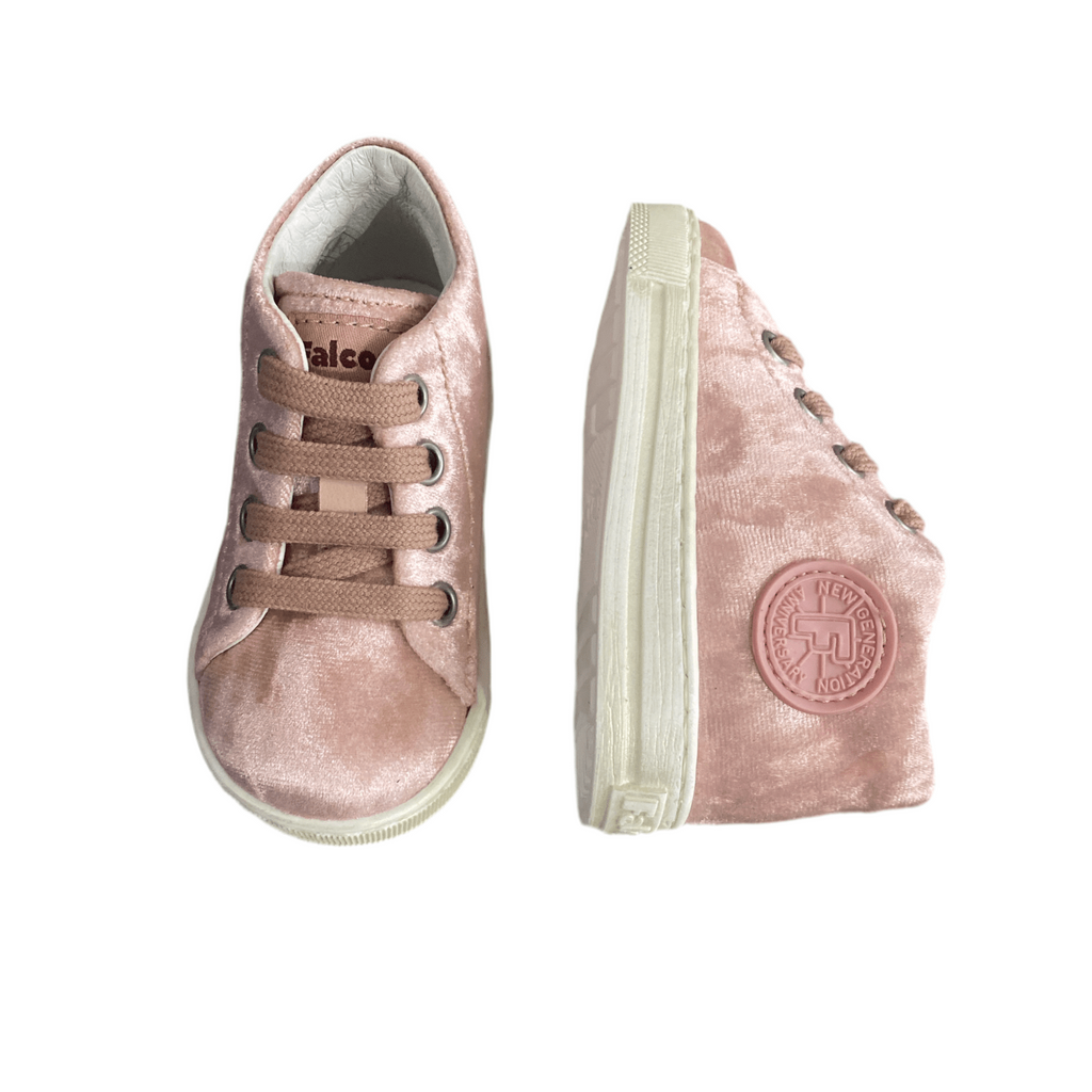 Scarpe primi passi rosa in velluto con lacci e suola bianca per bambina, vista frontale e laterale.