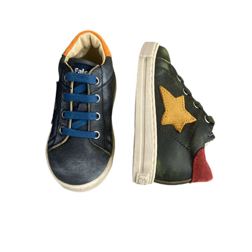 Scarpe primi passi bambino blu con lacci azzurri, stella gialla e dettaglio rosso sul tallone.