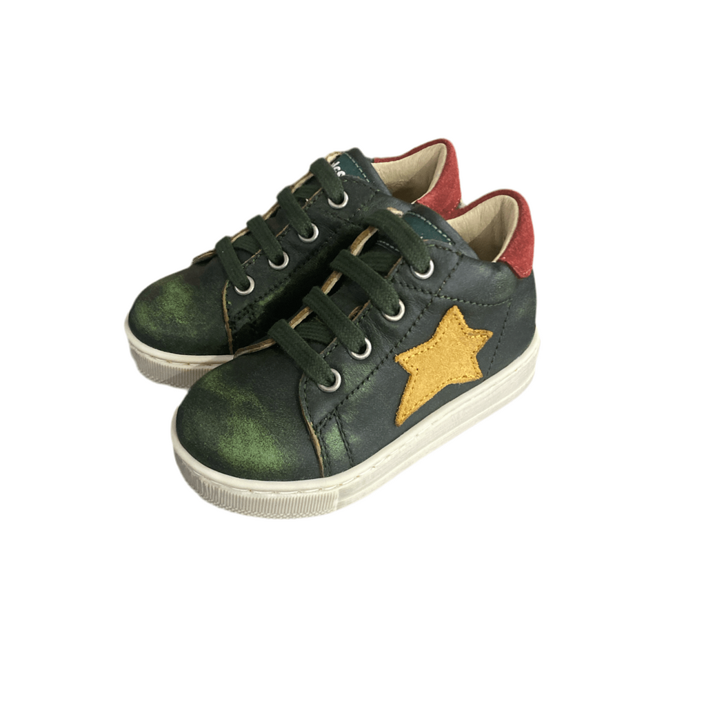 Sneakers bambino verde con stella gialla laterale e tallone rosso, suola bianca