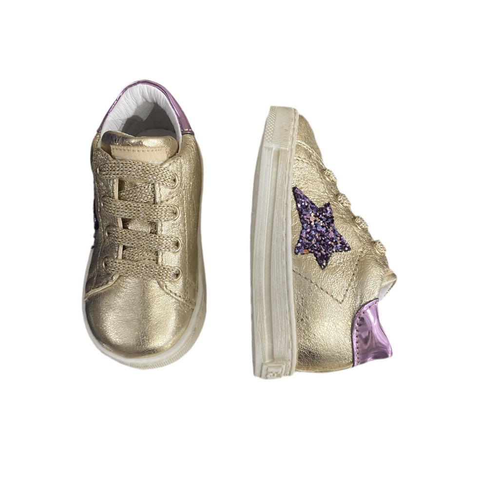 Scarpe primi passi oro per bambina con stella glitter viola e dettagli lilla, suola bianca