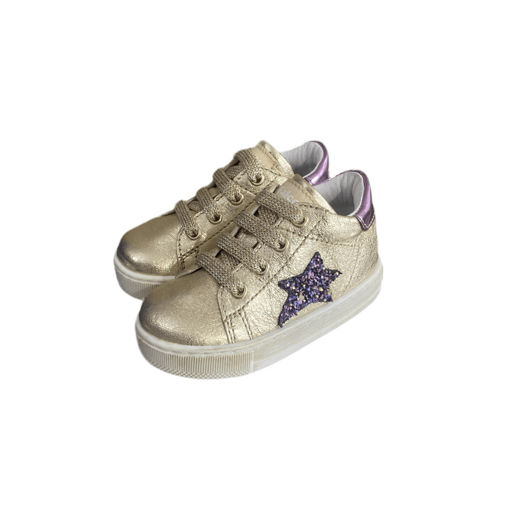Scarpe bambino oro primi passi con stella glitterata viola, fondo bianco, sfondo neutro