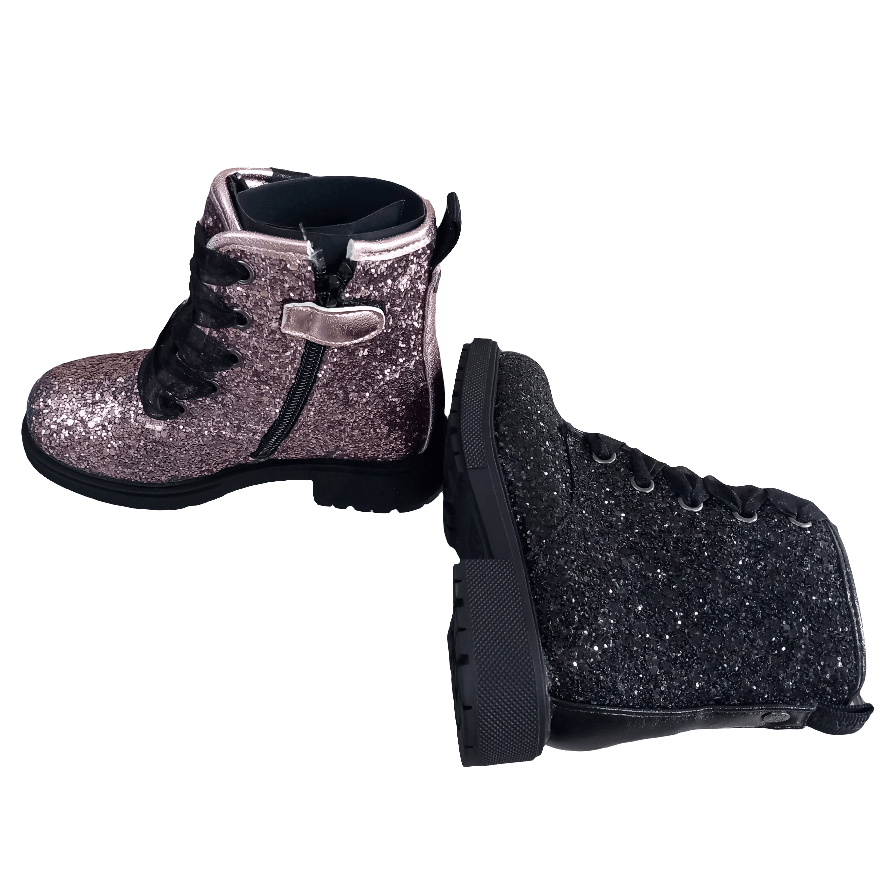 Stivaletti anfibi bambina glitterati, uno rosa e uno nero, con suola robusta e lacci