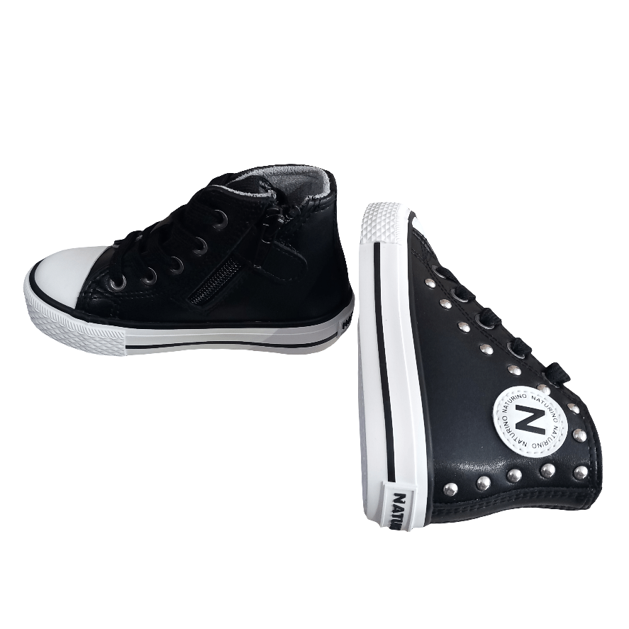 Sneakers alte nere per bambini con borchie argento e punta bianca, su sfondo bianco.