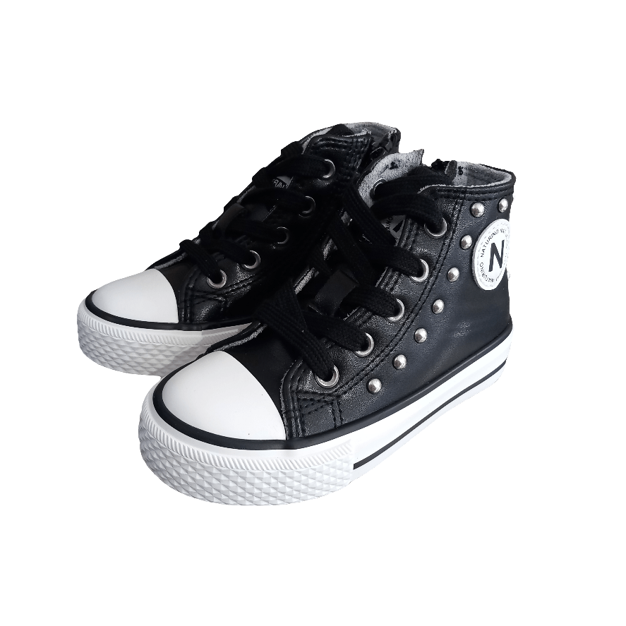 Sneakers alte nere per bambini con borchie, punta bianca e suola in gomma, stile casual.