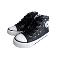 Sneakers alte nere per bambini con borchie, punta bianca e suola in gomma, stile casual.
