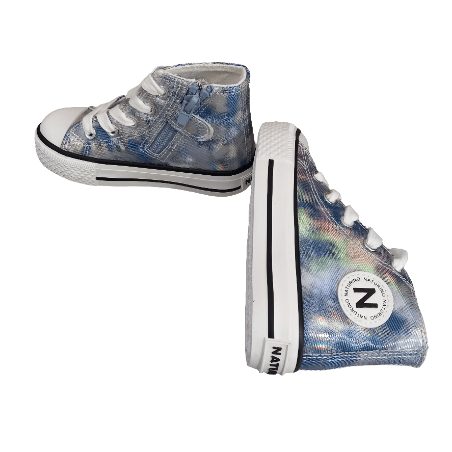 Sneakers bambino in tela azzurra con suola bianca, chiusura zip e lacci, dettaglio logo laterale.