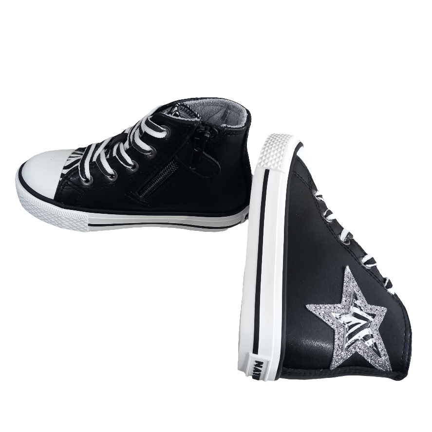 Sneakers bambino nere con stella glitter, tomaia alta e punta bianca, suola in gomma.
