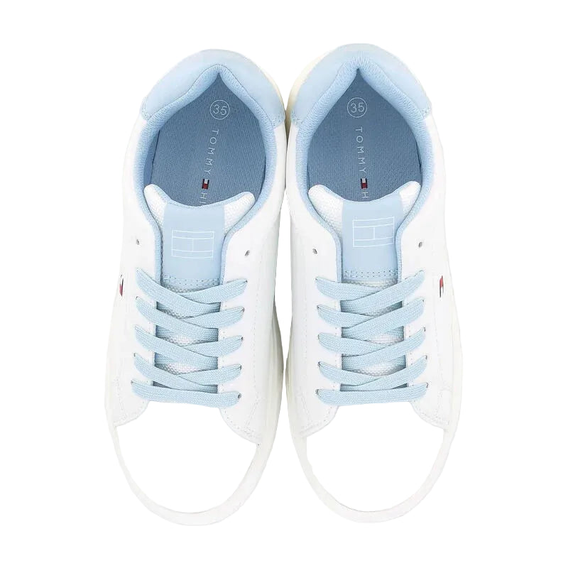 Dettaglio sneaker Tommy Hilfiger bambino -chiusura lacci 