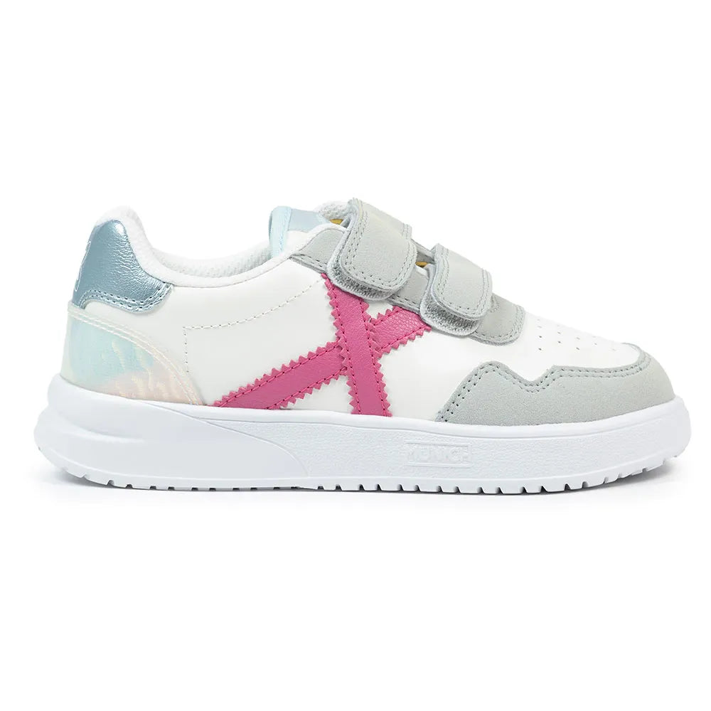 Dettaglio laterale sneakers Munich Mini Baloo Velcro con logo e suola ammortizzata.