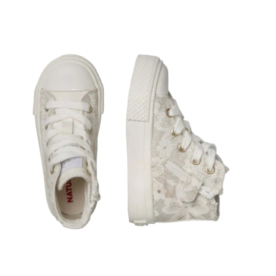 Dettaglio chiusura sneaker pizzo Naturino Ylfas