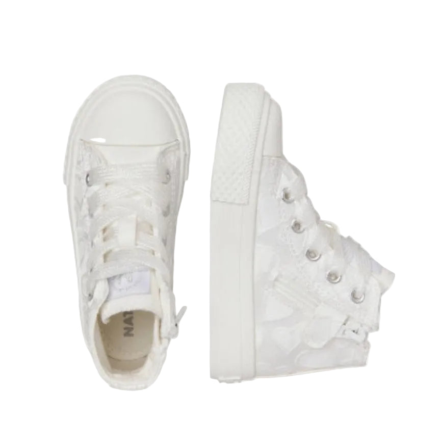 Dettaglio chiusura sneaker Naturino Ylfas in tessuto bianca 