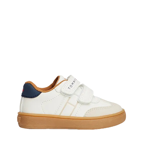 Dettaglio sneaker Tommy Hilfiger bambino bassa con logo laterale