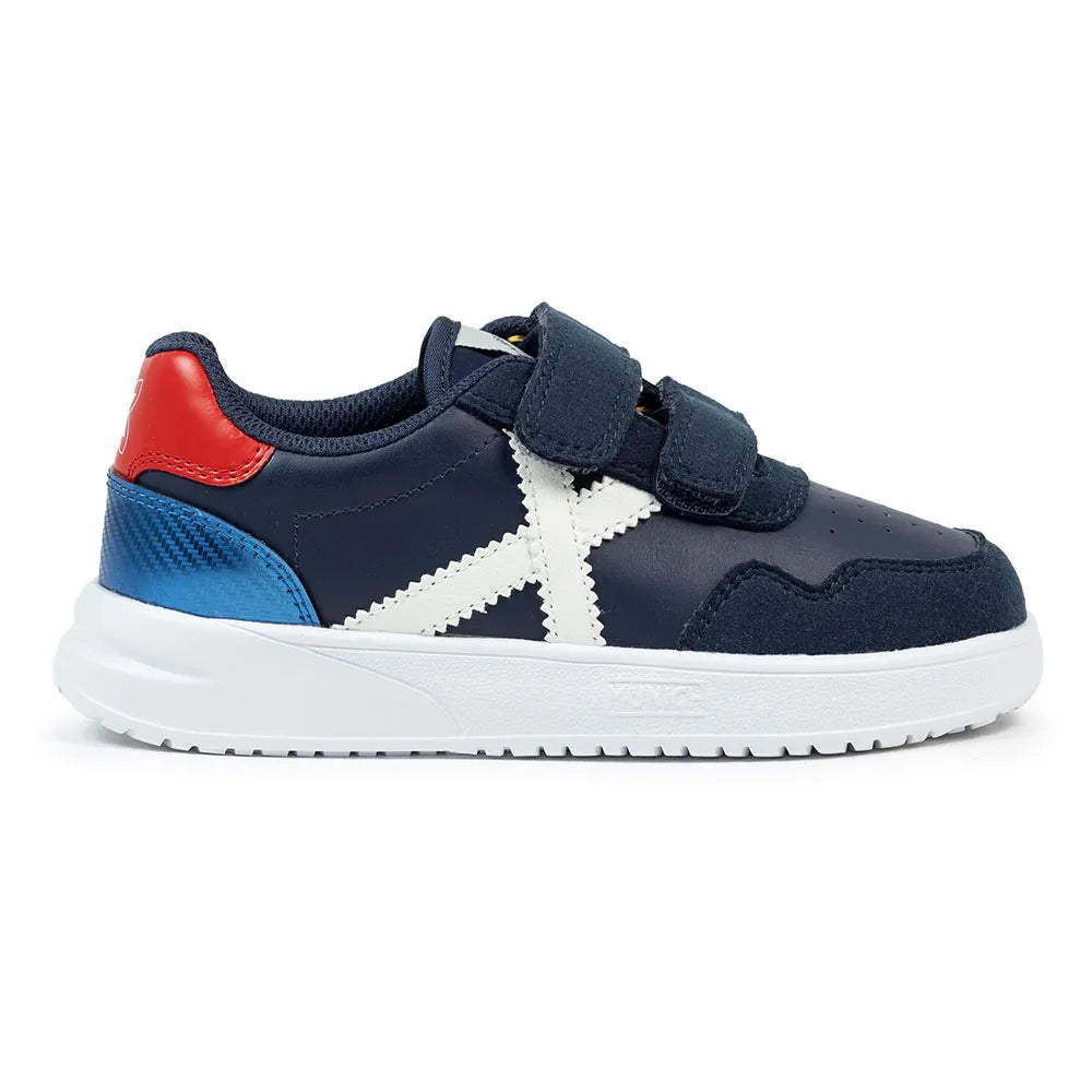Dettaglio laterale sneakers Munich Mini Baloo Velcro con logo e suola ammortizzata"