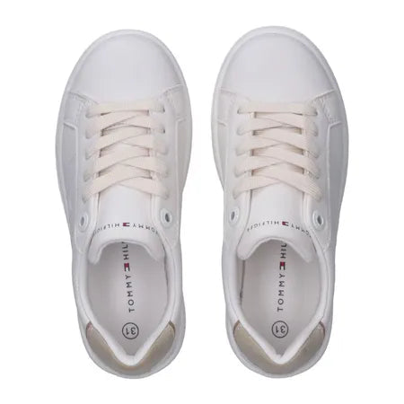 Dettaglio sneaker Tommy Hilfiger con lacci colore bianco beige