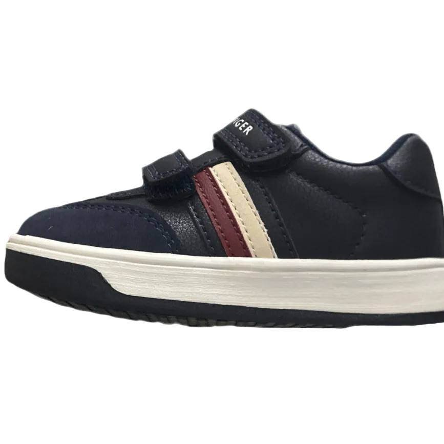 Sneaker bimbo blu con strisce laterali rosse e beige, chiusura a strappo, suola bianca