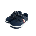 Sneakers bambino blu con doppio strappo, dettagli a righe e suola bianca
