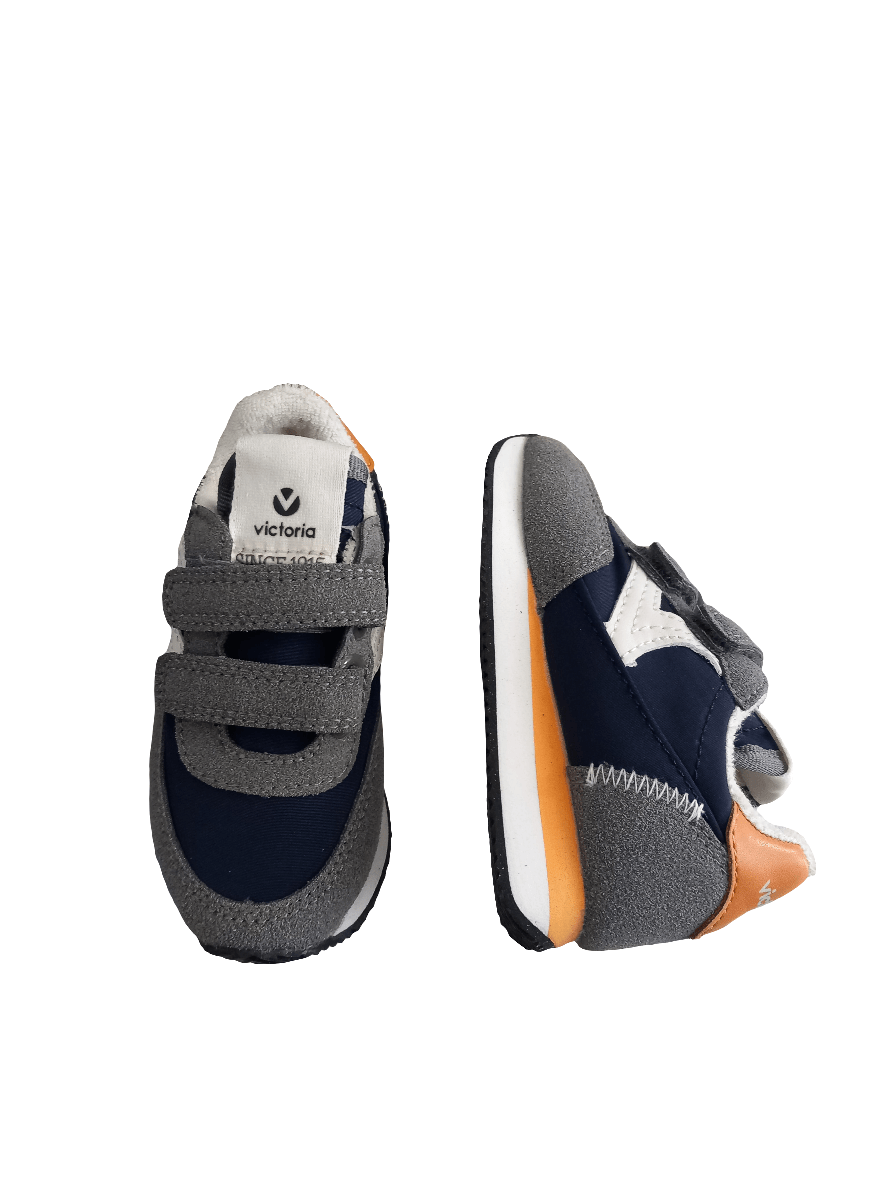 Sneakers bimbo blu e grigie con strappi in velcro, dettagli arancioni e bianchi.